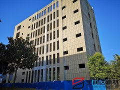 寶潤達7層自建辦公樓巖棉板保溫裝飾一體板施工中